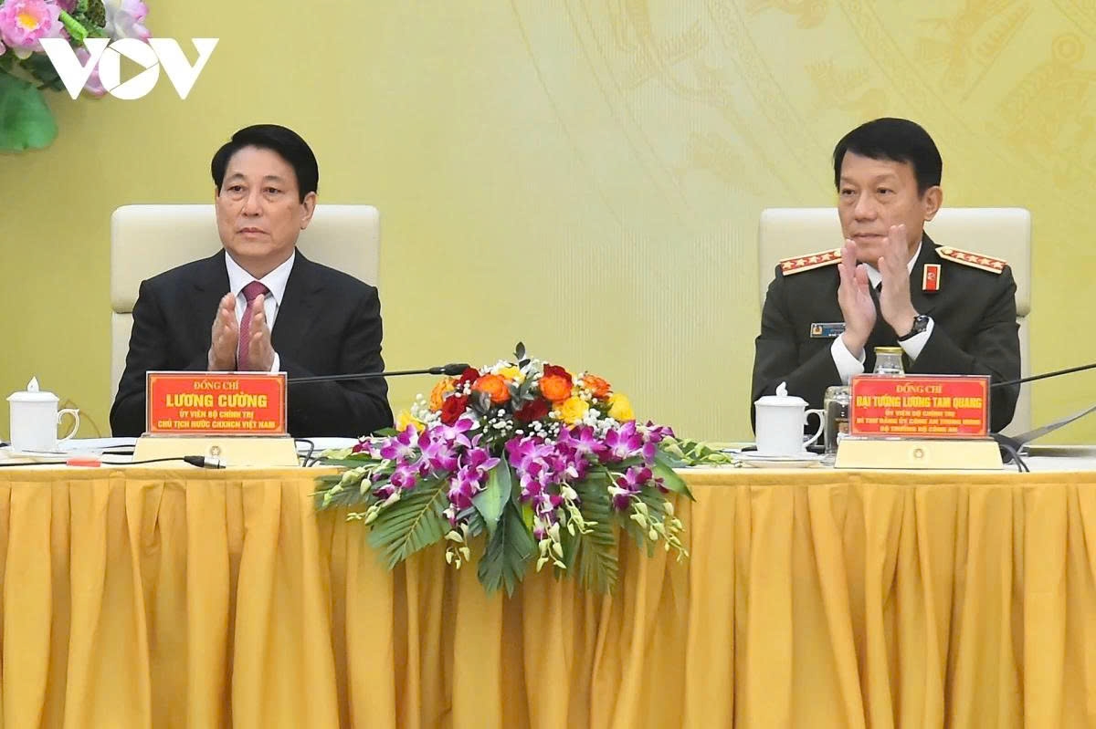 Chủ tịch nước Lương Cường đến thăm và làm việc với Bộ Công an vào sáng 11/12/2024 tại Hà Nội. Trong ảnh: Chủ tịch nước Lương Cường và Bộ trưởng Bộ Công an Lương Tam Quang