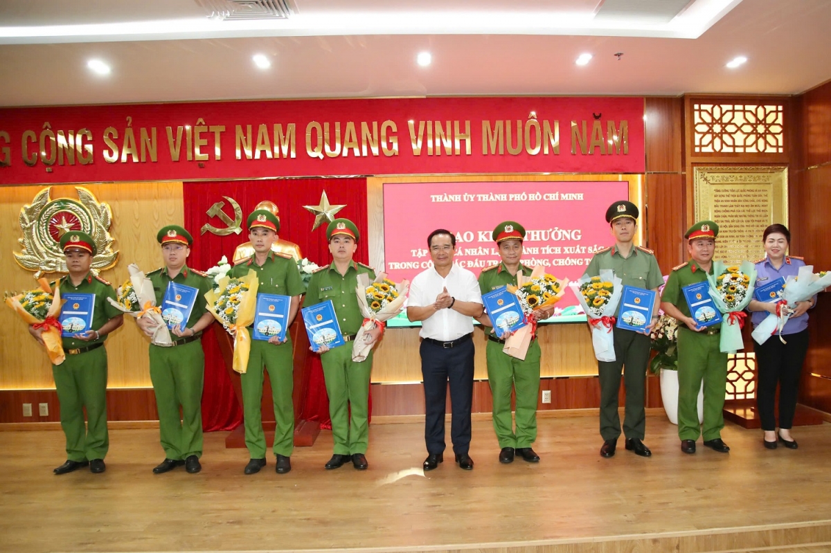 Chủ tịch UBND TP.HCM Nguyễn Văn Được trao thư khen và hoa chúc mừng các tập thể, cá nhân có thành tích xuất sắc