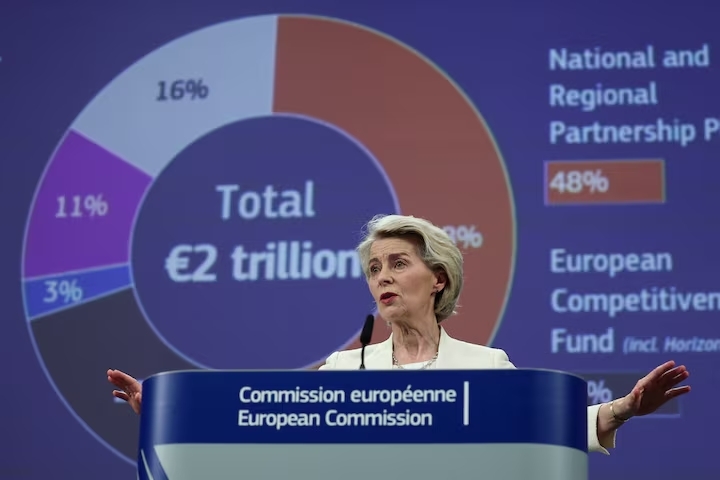 Chủ tịch Ủy ban Châu Âu Ursula von der Leyen phát biểu trong buổi họp báo về đề xuất ngân sách bảy năm tiếp theo của EU, tại Brussels. Ảnh: Reuters