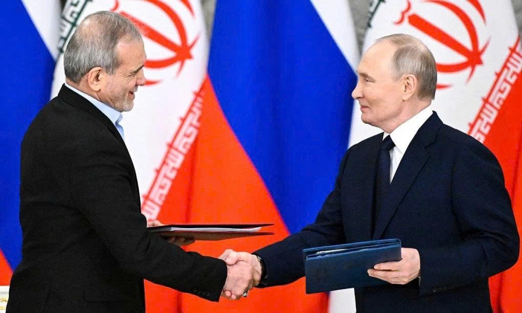 Tổng thống Iran Masoud Pezeshkian và người đồng cấp Nga Vladimir Putin (ảnh Tass)