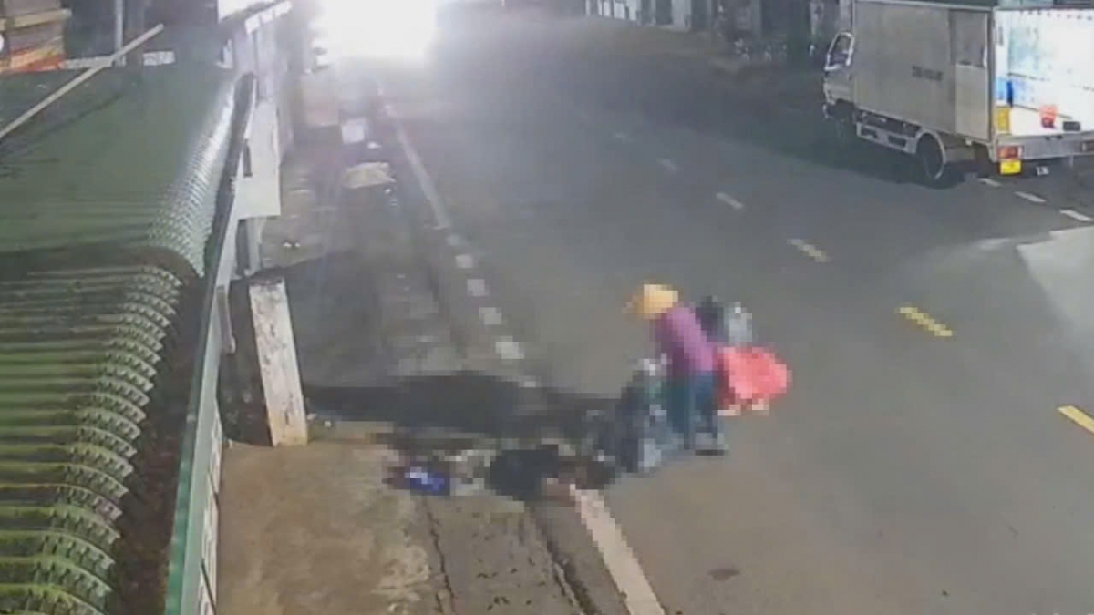 Clip hiện trường vụ việc (ảnh được cắt từ clip nhà dân ghi lại).