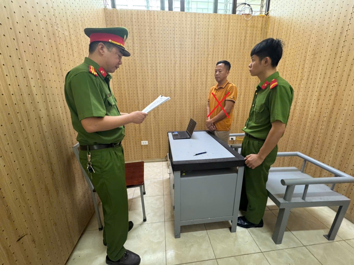 Cơ quan CSĐT Công an tỉnh Sơn La thi hành các quyết định đối với đối tượng cầm đầu đường dây Đinh Văn Tuấn (áo cam)