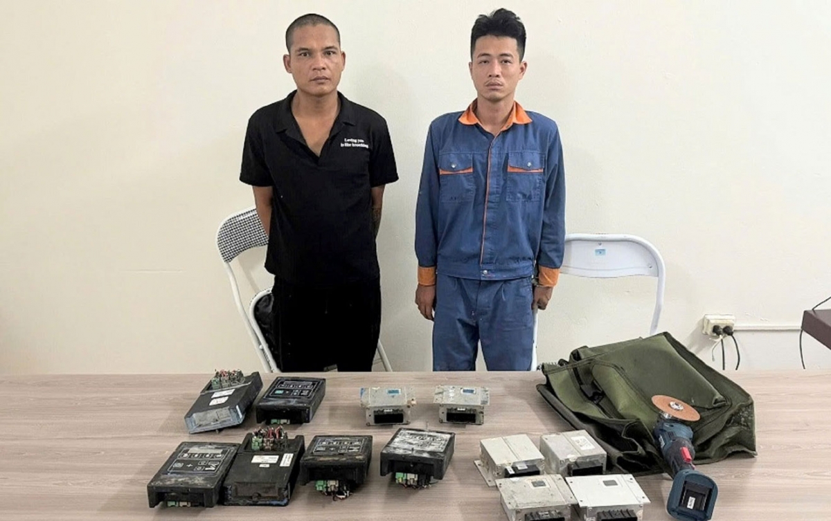 Các đối tượng cùng số tang vật bị lực lượng chức năng bắt giữ. Ảnh: CAHP
