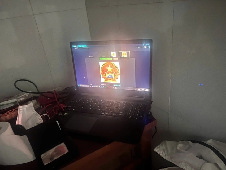 Thời điểm công an ập vào, máy tính của Vương đang mở ứng dụng trò chuyện trực tuyến với viện kiểm sát "dỏm" - Ảnh: C.A.