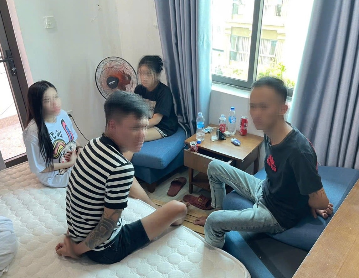 Các đối tượng và hiện trường vụ tổ chức sử dụng trái phép chất ma túy.