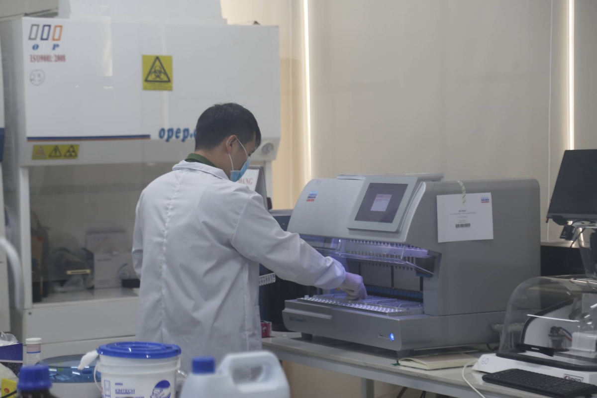 Trong giám định sinh học, Phòng KTHS Công an Quảng Ninh đã triển khai giám định ADN, giám định tách chiết ADN từ răng, xương; Trong giám định hóa pháp lý đã giám định phát hiện nhiều chất ma túy, tiền chất ma túy và thành phần chuyển hóa trong máu, dịch tử thi, giám định các chất bay hơi như khí N2O, độc chất...