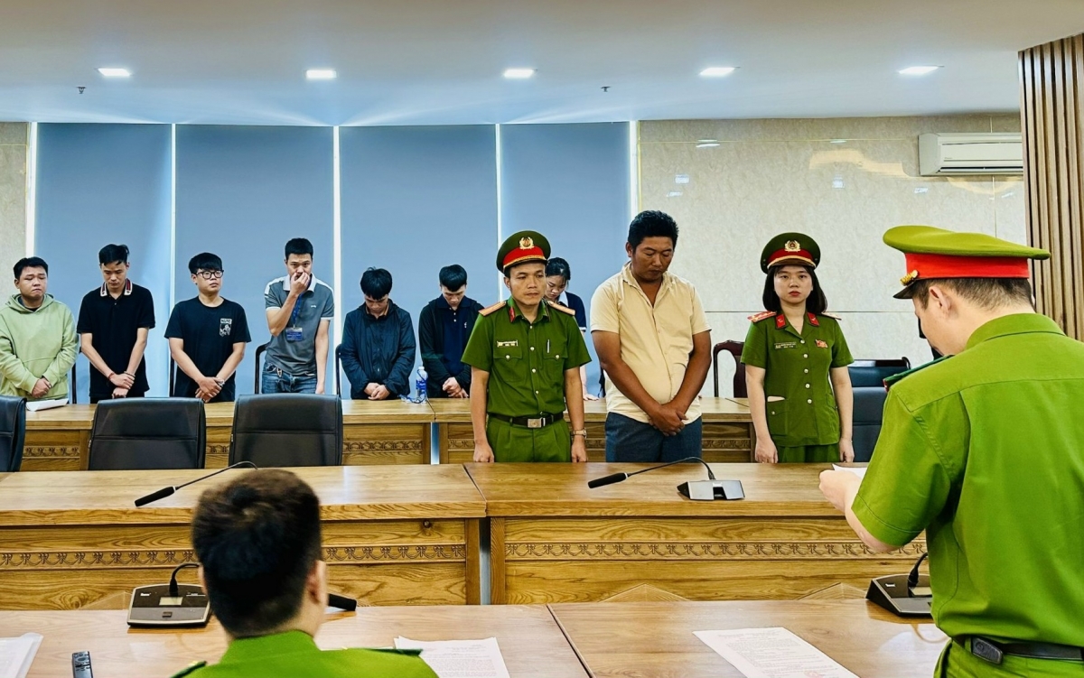 Công an thành phố Đà Nẵng tống đạt quyết định khởi tố các đối tượng có liên quan trong giai đoạn 2 của chuyên án.