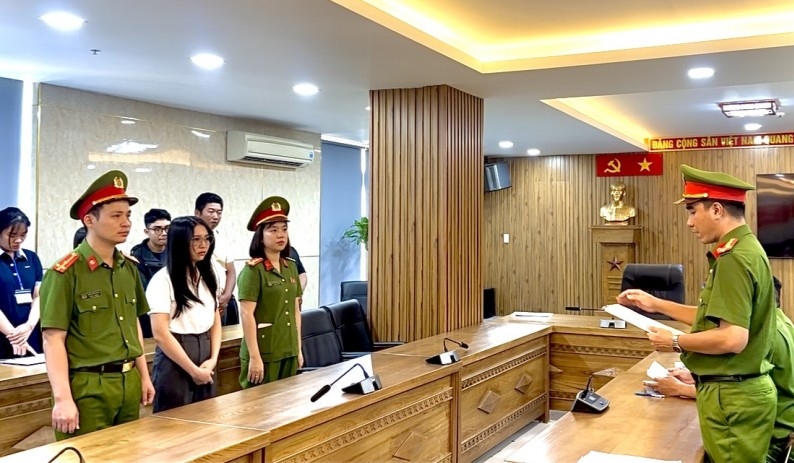 Công an thành phố Đà Nẵng tống đạt quyết định khởi tố các đối tượng có liên quan trong giai đoạn 2 của Chuyên án.