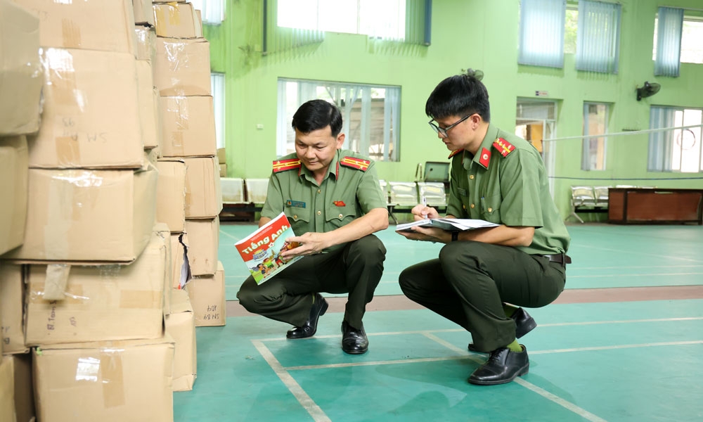 Cán bộ Phòng An ninh chính trị nội bộ (Công an tỉnh Bắc Ninh) kiểm tra tang vật vụ án