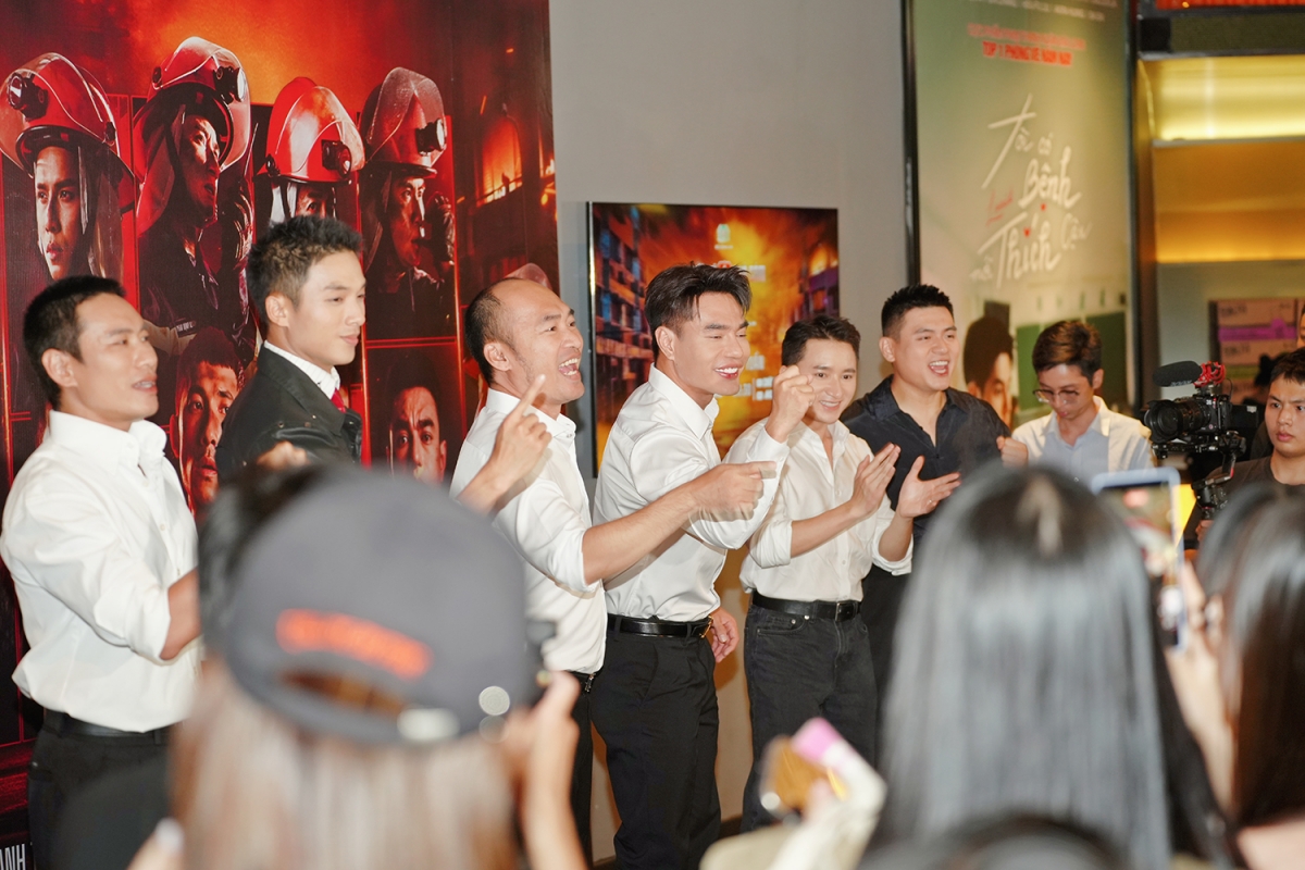 Dàn cast "Chiến sĩ quả cảm" có mặt tại Hà Nội.