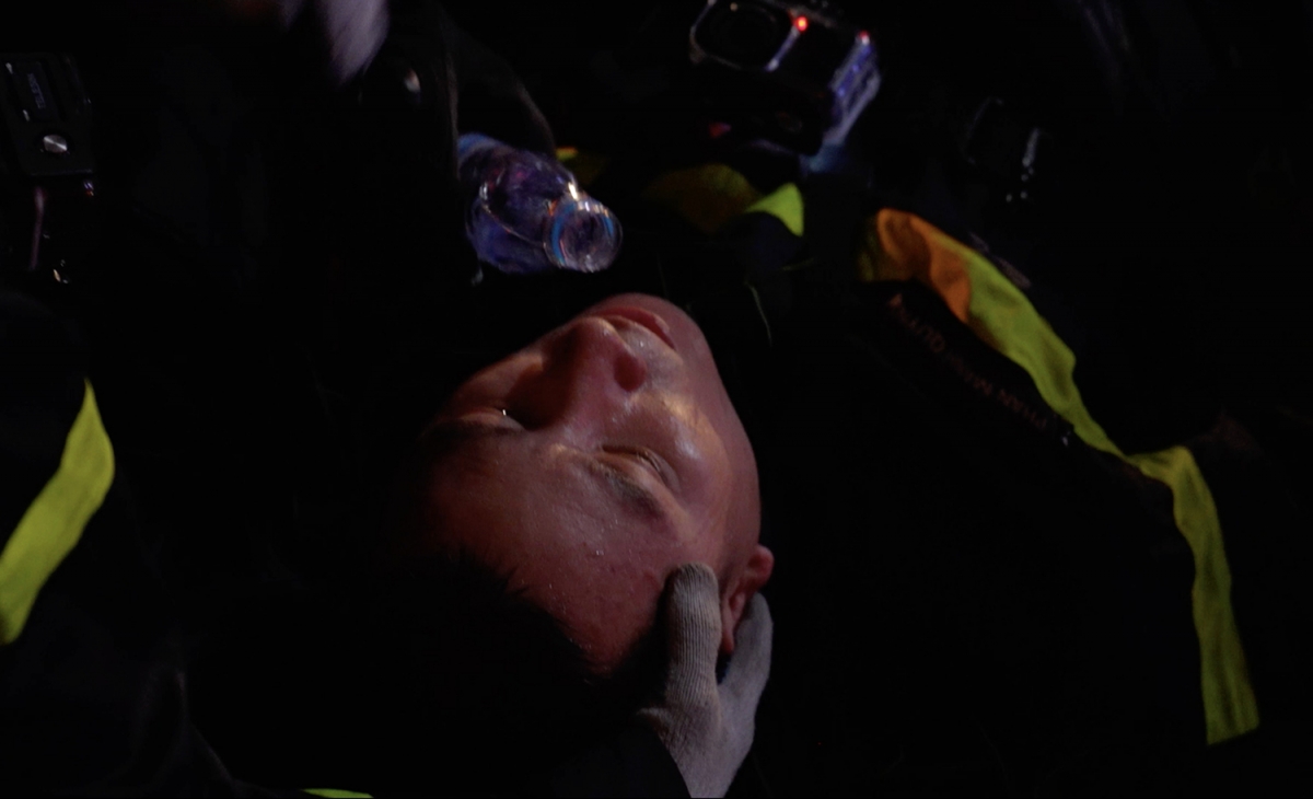 Phan Mạnh Quỳnh rơi vào tình huống ngạt khói trong căn nhà bốc cháy