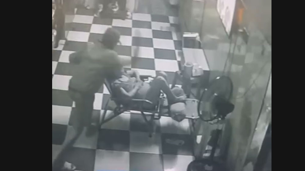 Cảnh camera ghi lại có người đàn ông đột nhập vào nhà