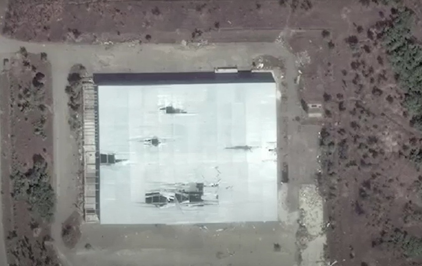 Tòa nhà gần sân bay Donetsk bị hư hại sau khi bị tấn công. Nguồn: Cyberboroshno