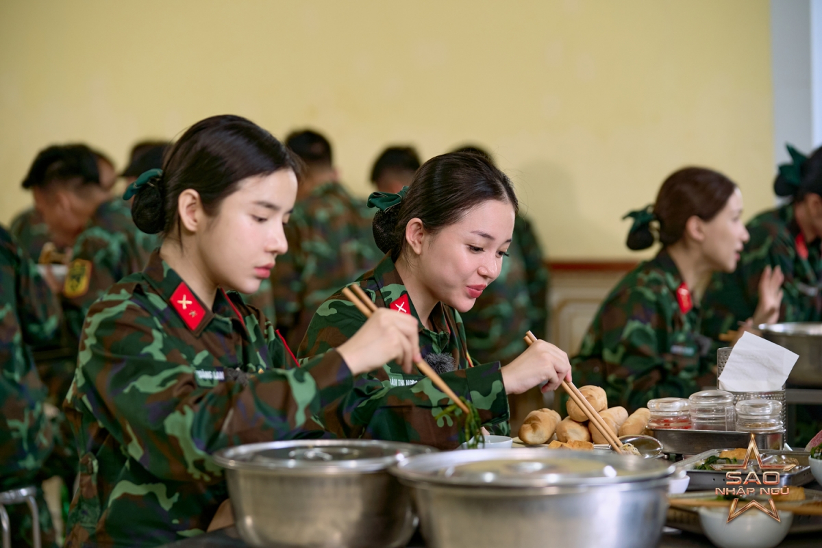 Các chiến sĩ của Sao nhập ngũ 2025 dùng cơm trưa
