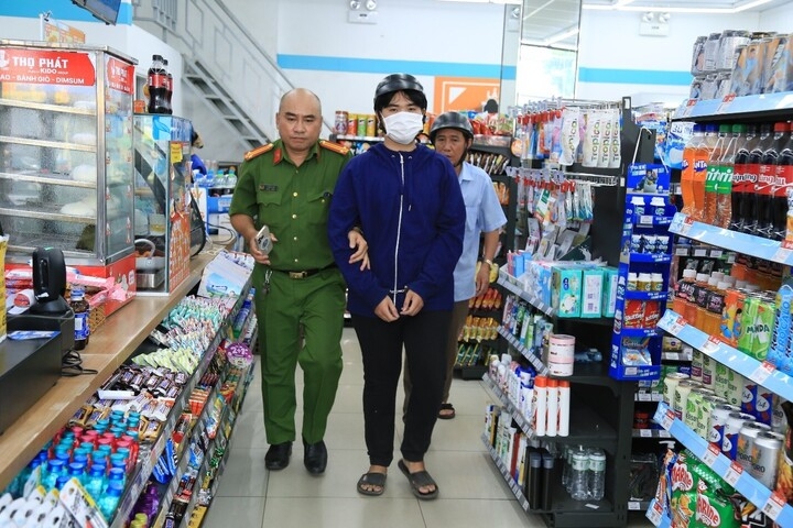 Trong hơn 2 giờ đồng hồ, Đặng Hoàng Tuấn gây ra 3 vụ cướp tài sản ở các cửa hàng tiện lợi. (Ảnh: CACC)