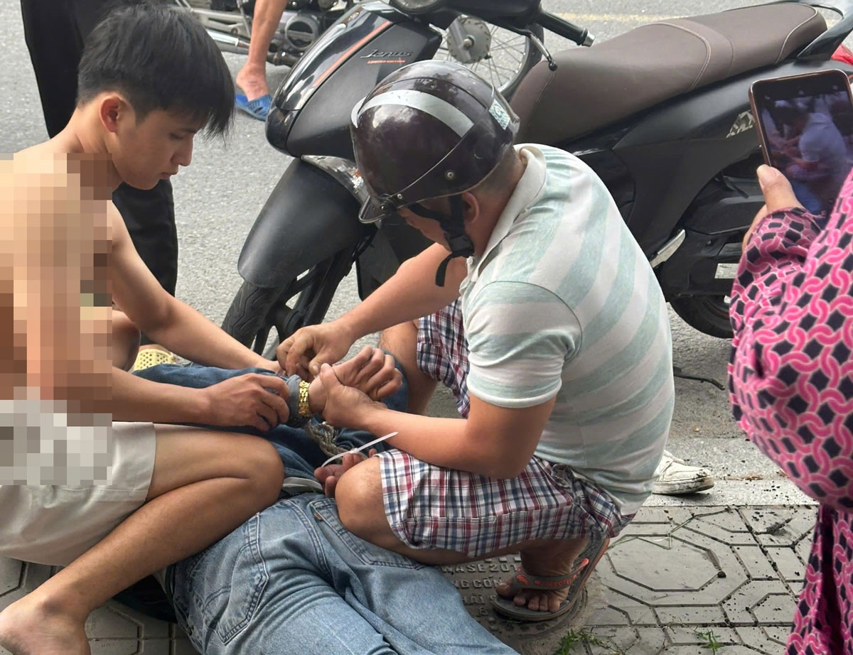 Người dân và nhân viên tiệm vàng bắt đối tượng cùng tang vật