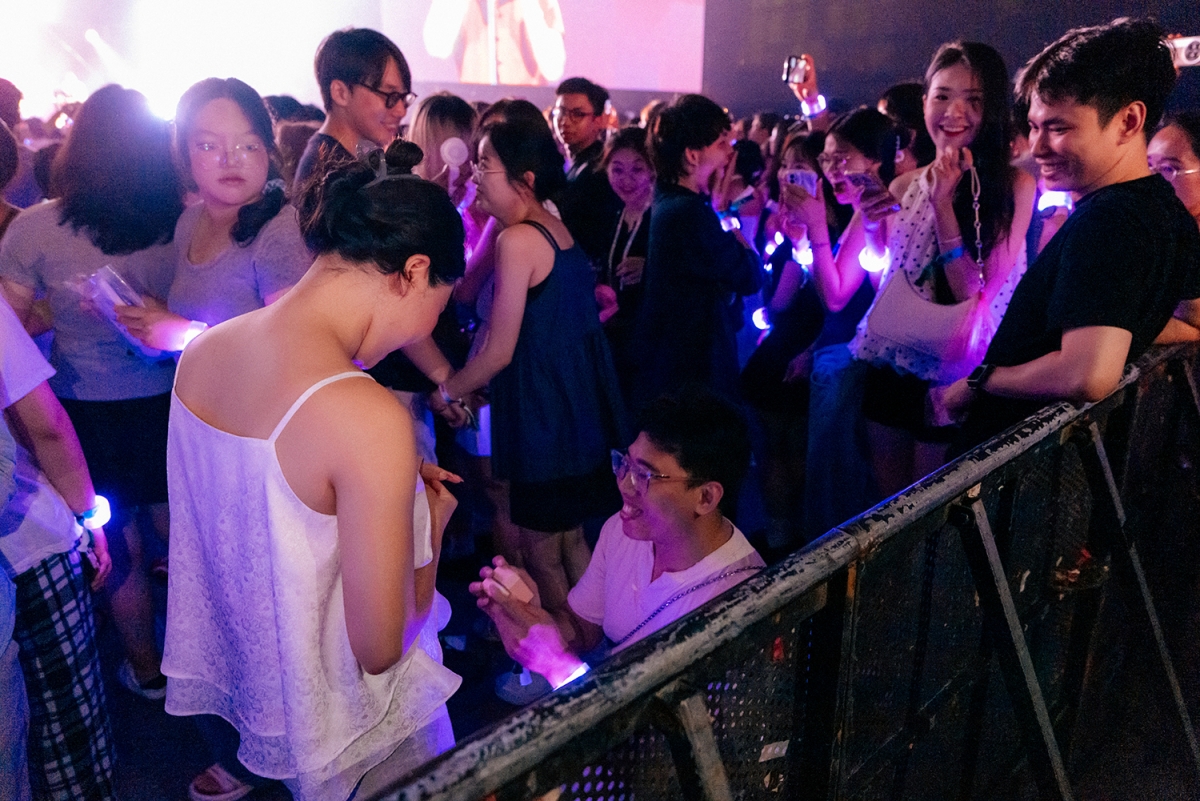 Khán giả cầu hôn trong đêm nhạc của Hoàng Dũng