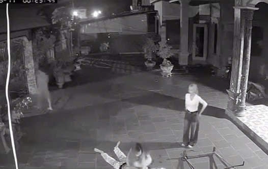 Camera trong nhà ghi lại sự việc.