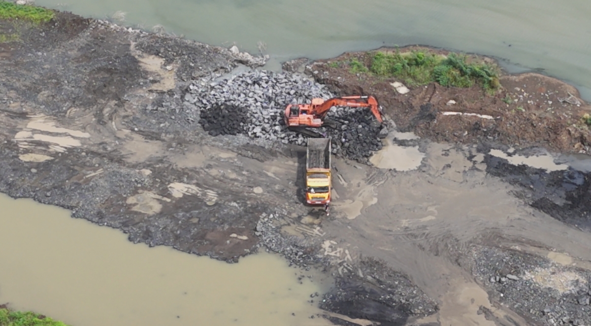 Công trường khai thác đá trái phép tại khu vực hồ chứa nước Đá Đen, thuộc xã Ngãi Giao. (Ảnh: CACC)