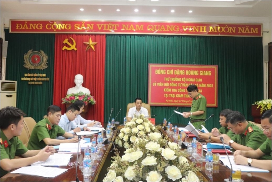 Thứ trưởng Bộ Ngoại giao Đặng Hoàng Giang kiểm tra công tác đặc xá năm 2025 tại trại giam Thanh Xuân, thành phố Hà Nội (Ảnh: Bộ Ngoại giao)