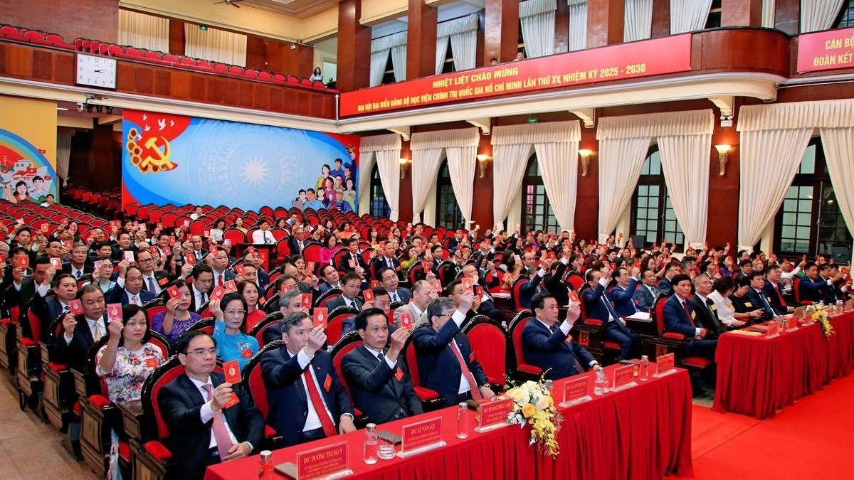 Đại biểu biểu quyết các nội dung của Đại hội.