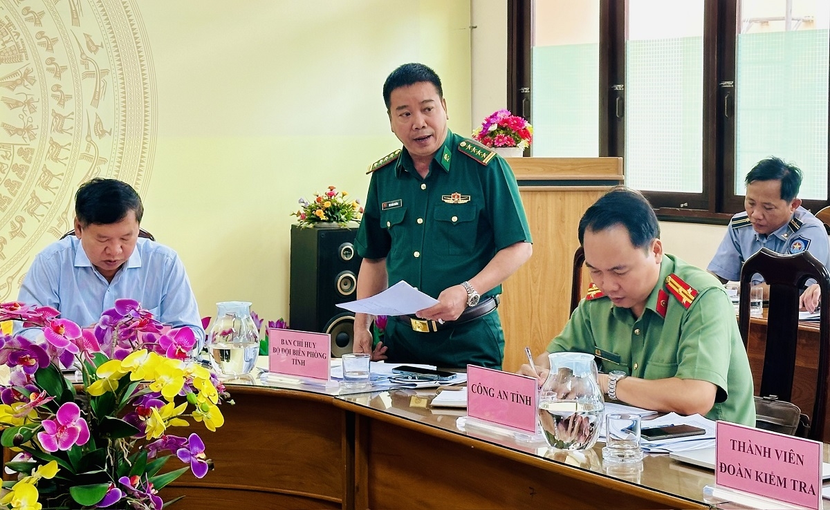 Đại diện Bộ đội Biên phòng nêu ý kiến tại buổi làm việc. Ảnh: K.H