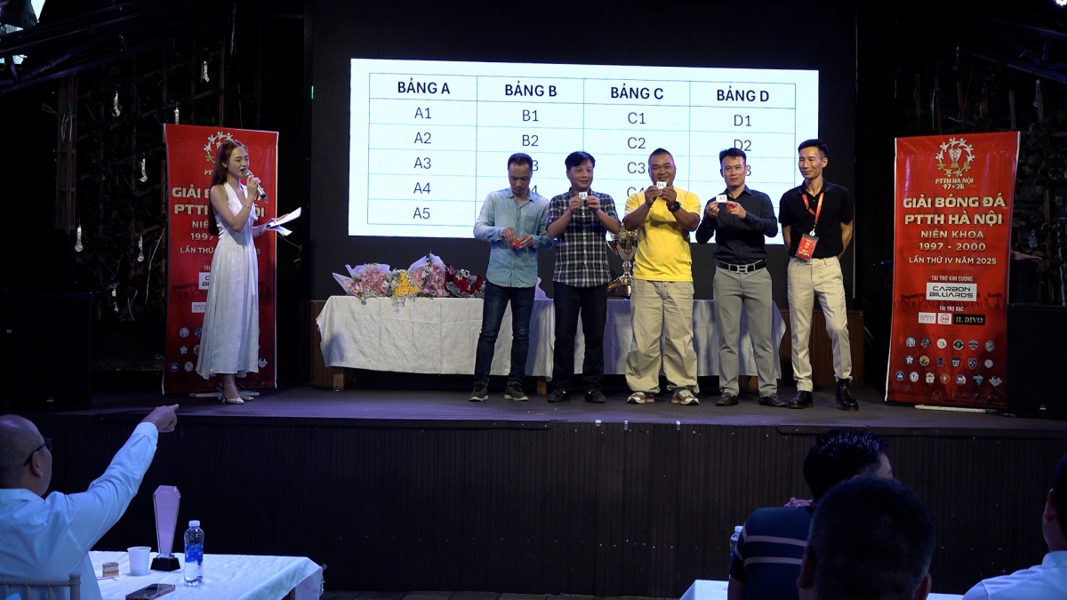 Đại diện các đội bốc thăm chia bảng.