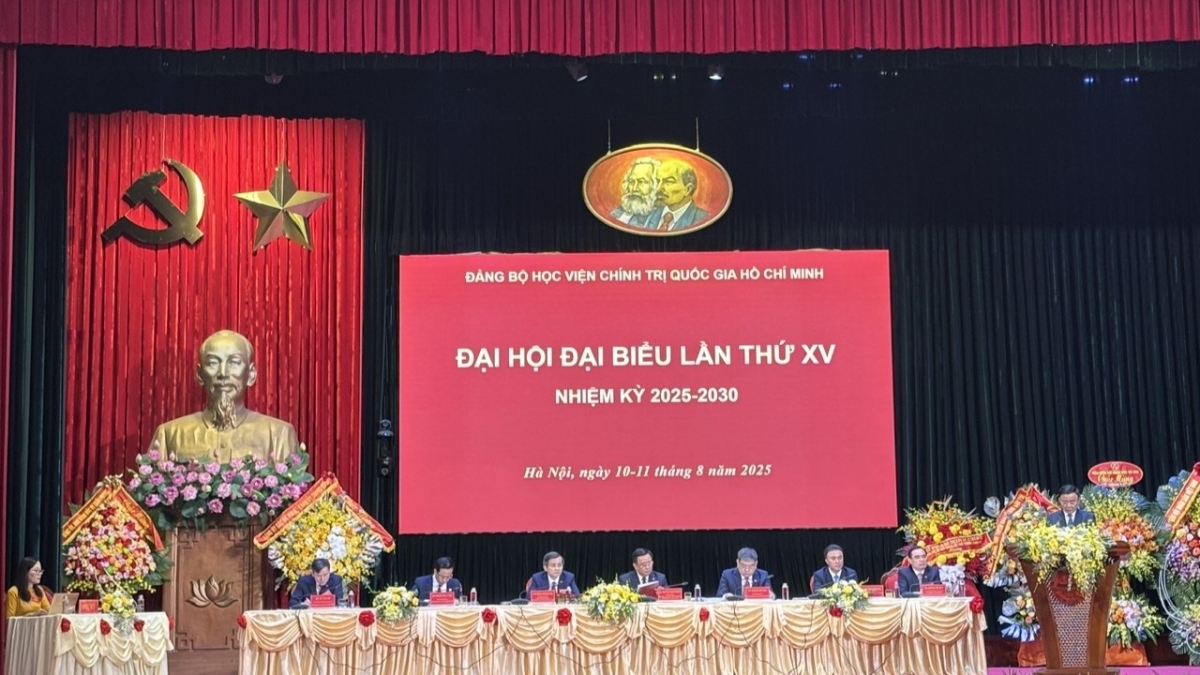 Thay mặt Bộ Chính trị, đồng chí Trần Cẩm Tú - Ủy viên Bộ Chính trị, Thường trực Ban Bí thư, Bí thư Đảng ủy các cơ quan Đảng Trung ương phát biểu chỉ đạo Đại hội. Ảnh: PV