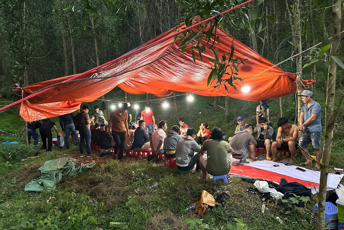 Hiện trường vụ tổ chức đánh bạc, đánh bạc tại thời điểm bắt quả tang