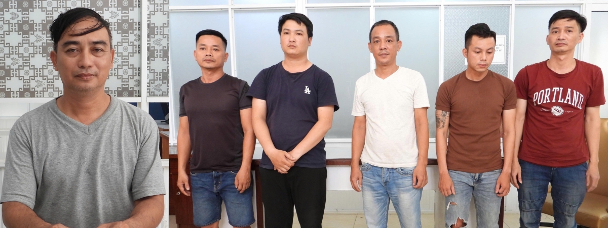 Trần Minh Quang (ngoài cùng bên trái) cùng các đối tượng liên quan và tang vật thu giữ trong vụ án.