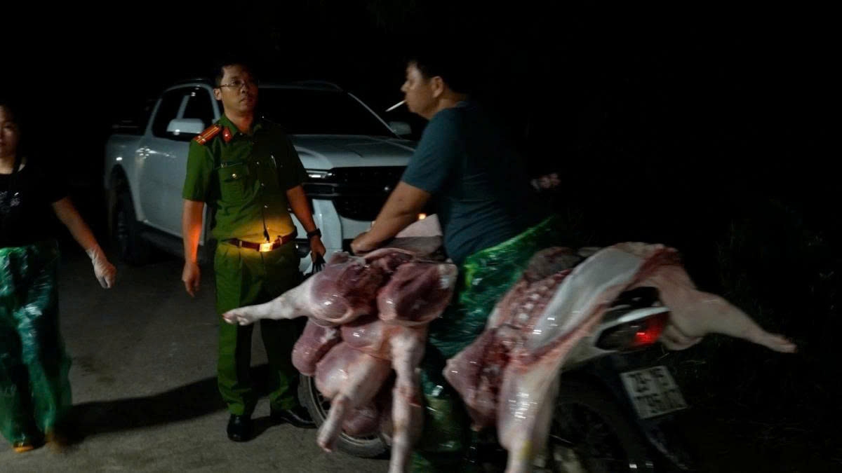 Phòng Cảnh sát Kinh tế Công an thành phố Hà Nội đã phối hợp với các đơn vị chức năng tiến hành kiểm tra đột xuất cơ sở giết mổ do Lê Văn Tươi (SN 1994) và Nguyễn Thị Thư (SN 1998) điều hành và tiến hành kiểm tra hàng loạt Ki ốt của các đối tượng tại chợ Phùng Khoang (ảnh Công an Hà Nội)