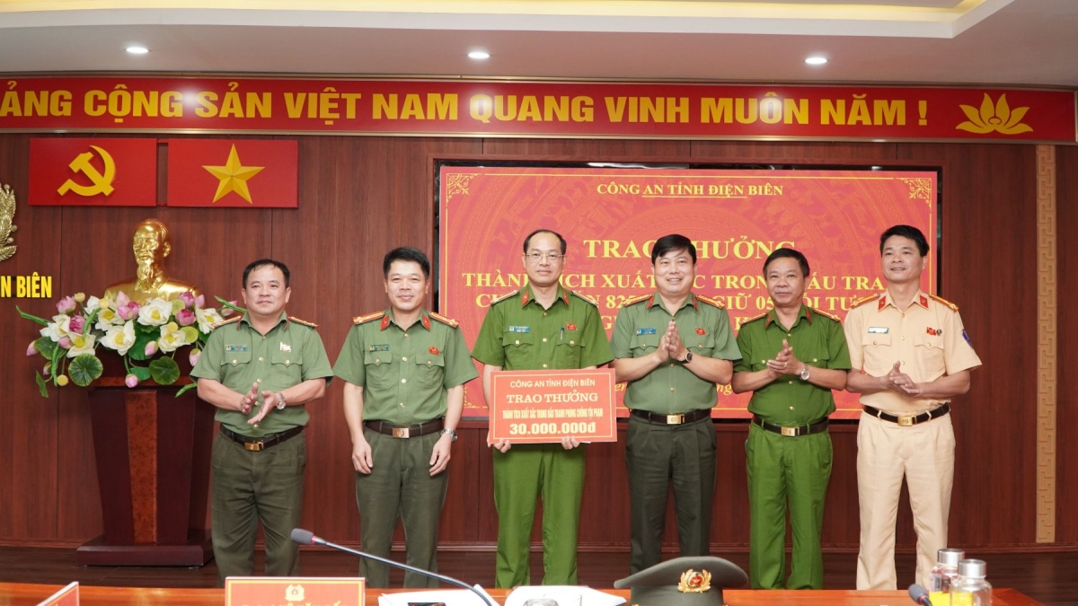 Đại tá Vũ Văn Đấu, Giám đốc Công an tỉnh Điện Biên khen thưởng các lực lượng tham gia chuyên án.