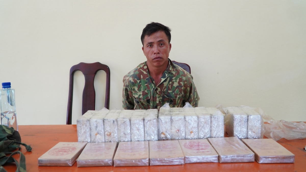 Đối tượng Lầu A Chu cùng tang vật 33 bánh heroin.