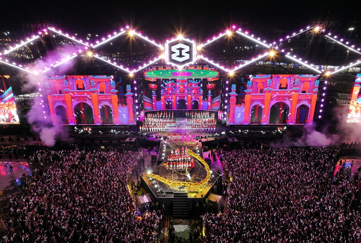 Đây là một trong những đại nhạc hội được mong chờ nhất năm với quy mô hoành tráng, hệ thống âm thanh, ánh sáng chuẩn quốc tế và sân khấu được đầu tư công phu. Chương trình quy tụ dàn nghệ sĩ quốc tế đình đám như DJ Snake, J Balvin, The Kid LAROI, cùng những gương mặt V-pop nổi bật: Soobin, Hòa Minzy, tlinh, (S)TRONG Trọng Hiếu… Tất cả đã mang đến những màn trình diễn bùng nổ, khiến khán giả đứng ngồi không yên. Ảnh: BTC