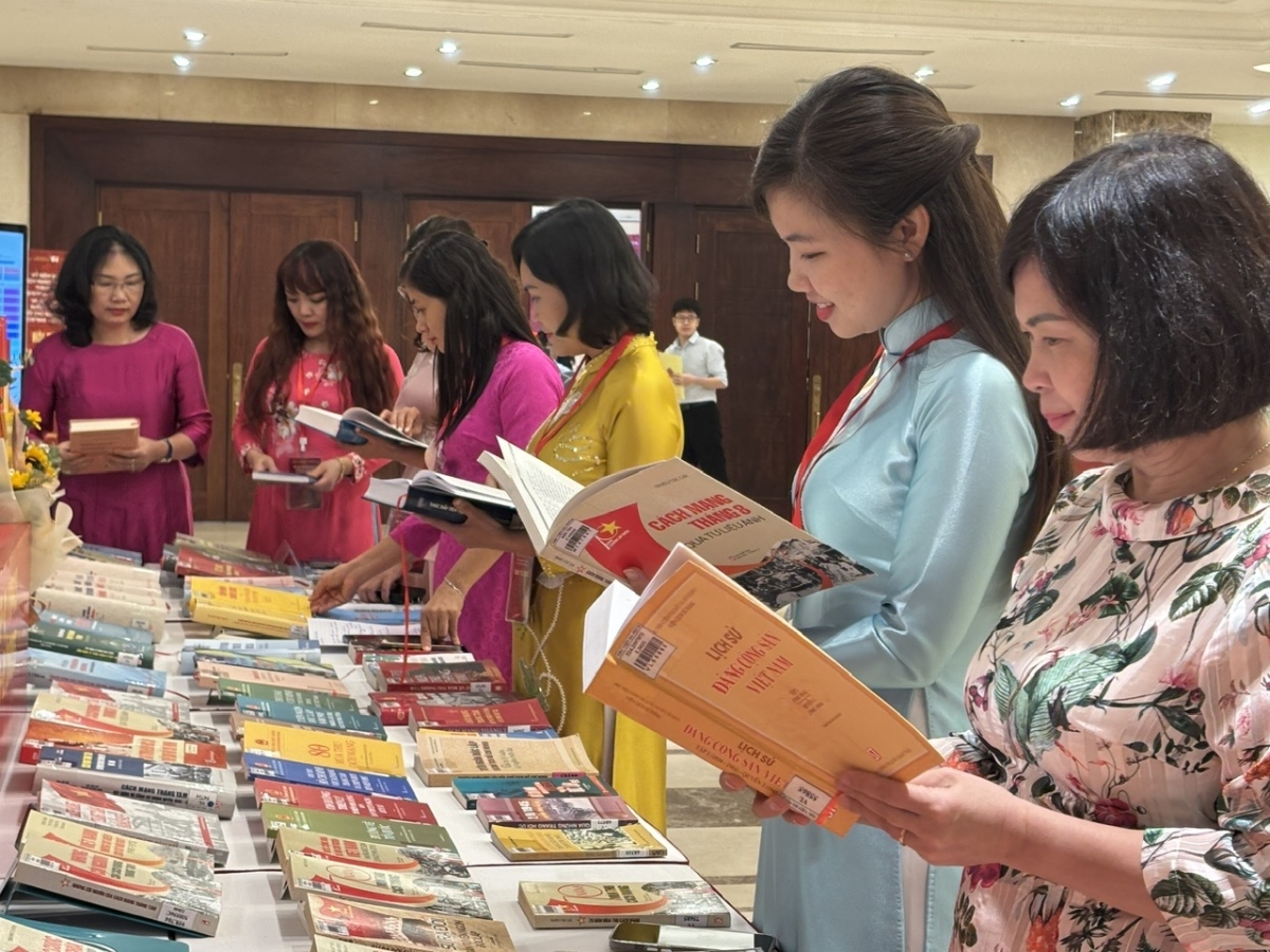 Mỗi trang sách hay, mỗi ý tưởng sâu sắc, mỗi cuốn sách mang bản sắc Việt Nam ra thế giới chính là một viên gạch nhỏ xây dựng nên hình ảnh đất nước Việt Nam văn hiến, khai phóng và sáng tạo.