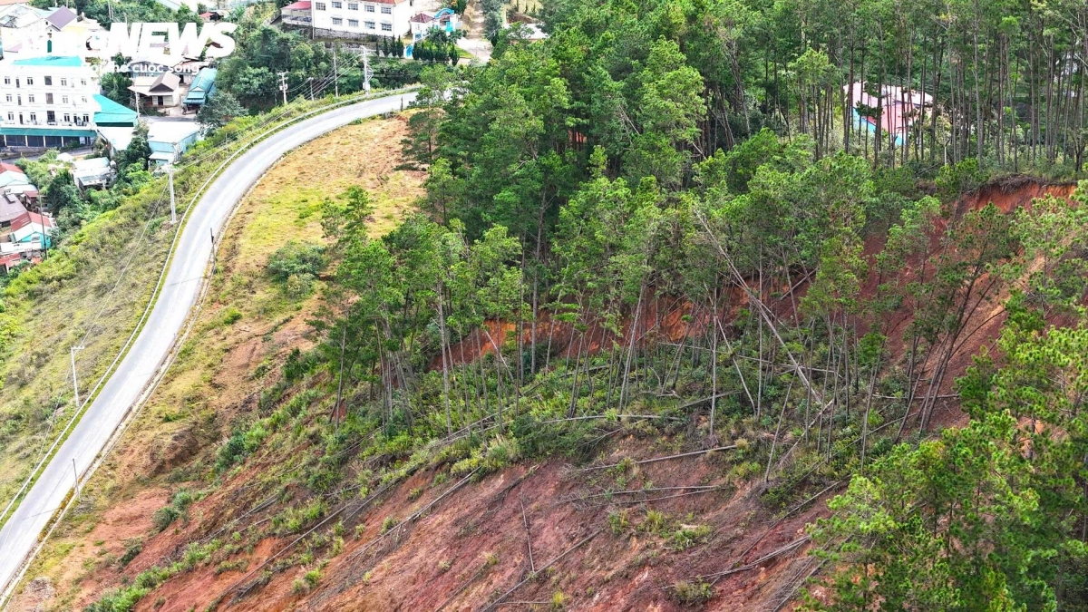 Quả đồi lớn tại thôn Păng Tiêng đã sạt gần 1/3, phần còn lại chực chờ đổ xuống tỉnh lộ 721 và đe dọa sự an toàn của khu dân cư ngay cạnh quả đồi.