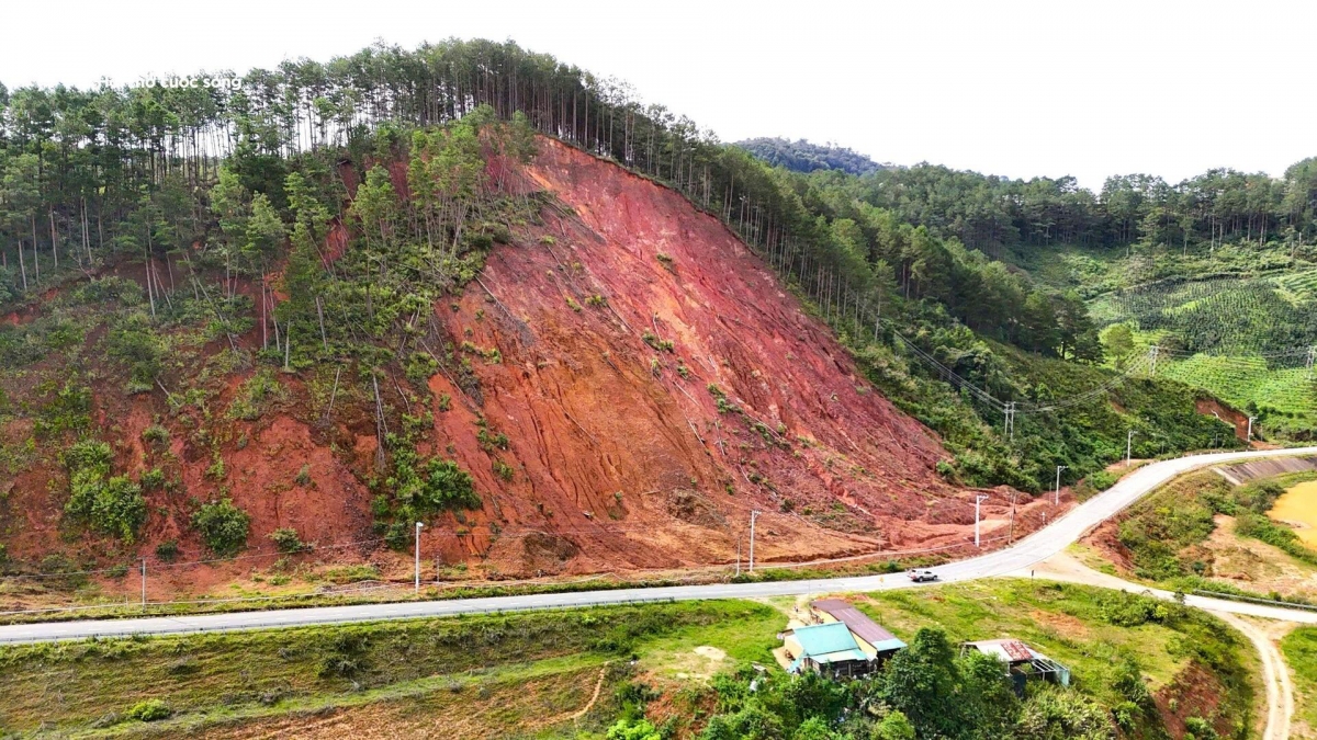 Điểm sạt lở trên ngọn đồi có chiều dài khoảng 100m, cao khoảng 50m. Vào ban đêm, các phương tiện qua lại nơi này rất lo sợ vì sạt lở có thể xảy ra bất kể lúc nào.