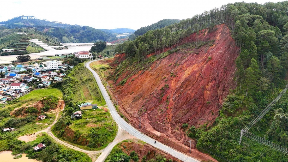 Theo quan sát, khối lượng đất đá còn lại trên sườn đồi ước tính lên đến hàng trăm nghìn m3. Nếu toàn bộ trượt xuống, hậu quả sẽ rất nghiêm trọng đối với tuyến tỉnh lộ 721 và khu dân cư Păng Tiêng với hàng trăm hộ dân sinh sống.