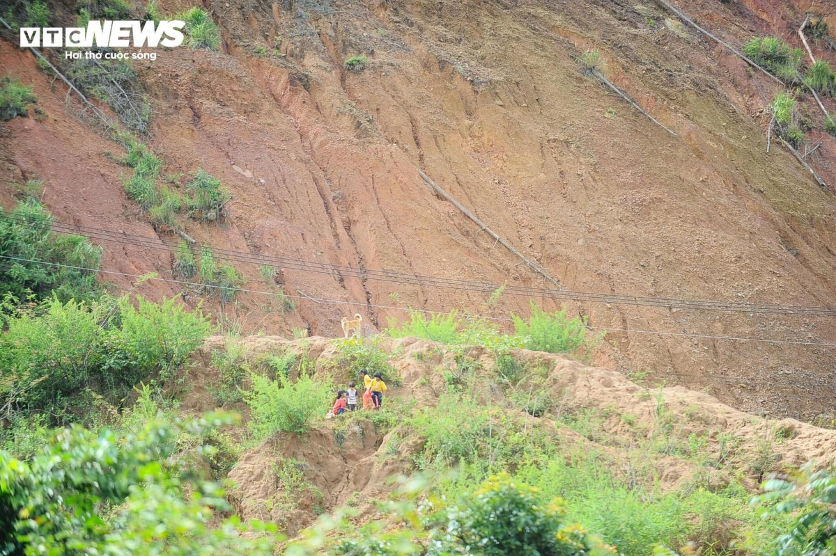 Những đứa trẻ vô tư dạo chơi ngay dưới chân ngọn đồi có thể sạt lở bất kỳ lúc nào khiến nhiều người lo lắng.