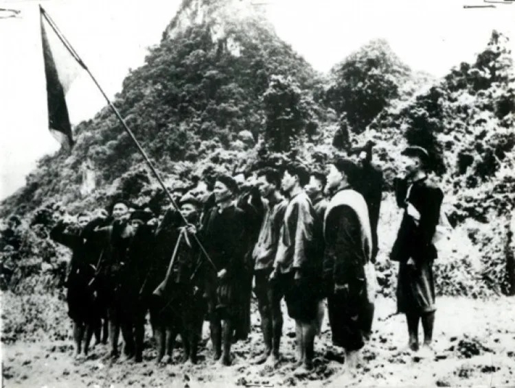  Đội Cứu quốc quân tập luyện tại hang Lùng Đán, huyện Bắc Sơn, tỉnh Lạng Sơn. (Ảnh: Tư liệu/TTXVN)