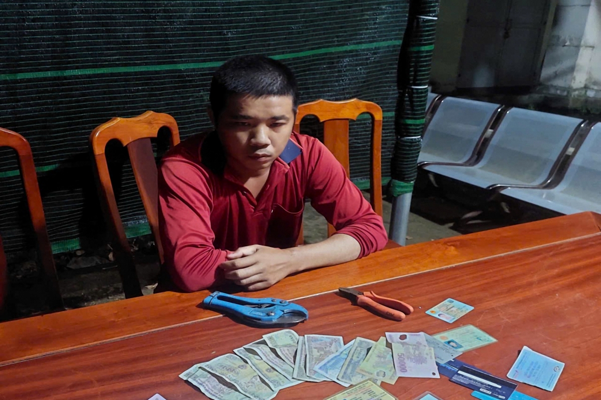 Đối tượng Lâm Vũ Bằng tại cơ quan Công an (Ảnh: Công an Vĩnh Long)