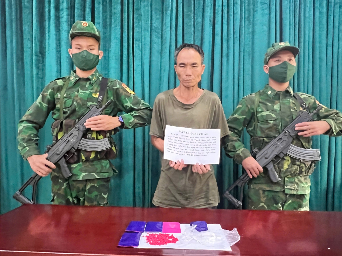 Đối tượng Vì Văn Thương cùng tang vật.