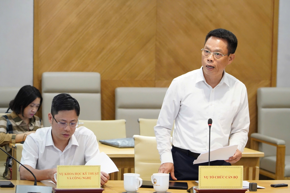 Ông Mai Ánh Hồng - Phó Vụ trưởng Vụ Tổ chức cán bộ, Bộ KH&amp;CN - trình bày cơ chế thu hút nhân tài trong lĩnh vực khoa học, công nghệ. (Ảnh: Bộ KH&amp;CN)