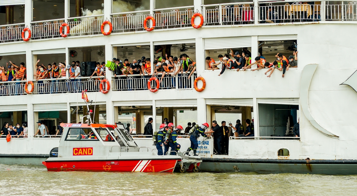 Nhiệm vụ giải cứu 200 hành khách và nhân viên trên tàu du lịch tại sông Sài Gòn bất ngờ bốc cháy từ khu vực gian bếp