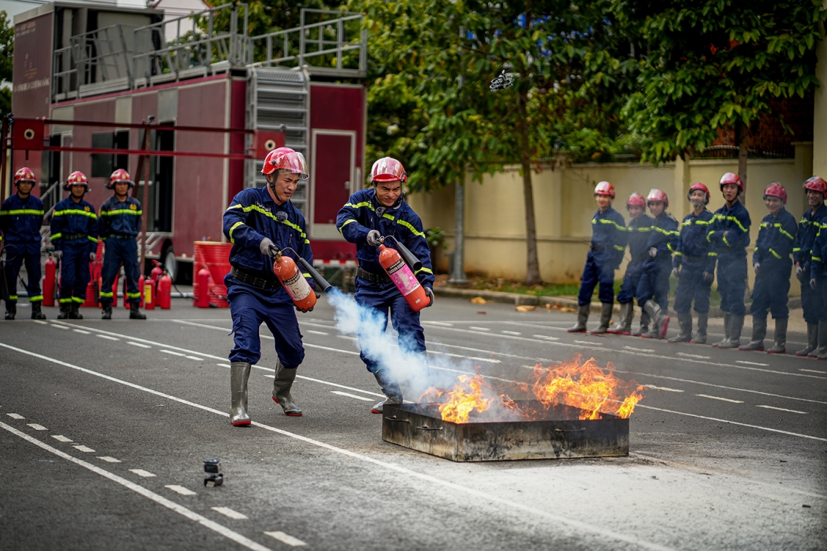 Các nghệ sĩ được hướng dẫn cách xử lý tình huống hỏa hoạn và sử dụng các loại bình chữa cháy phù hợp