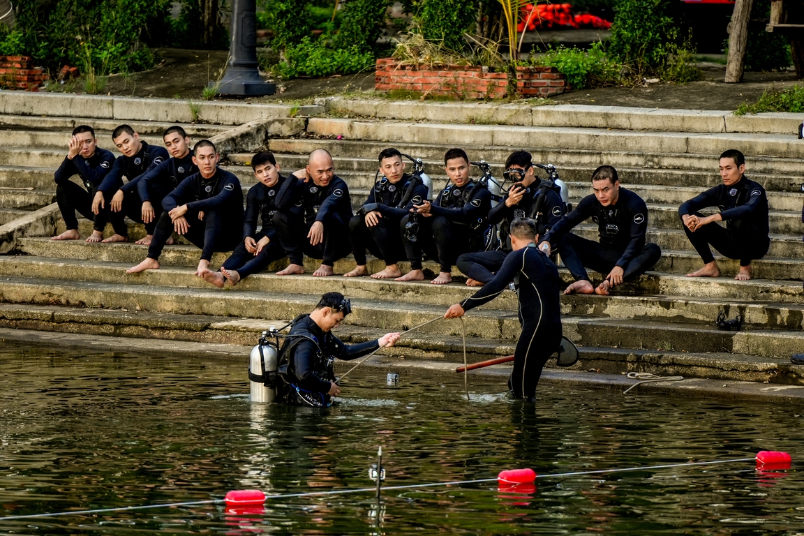 Bài kiểm tra thực hành mò tìm tang vật dưới nước