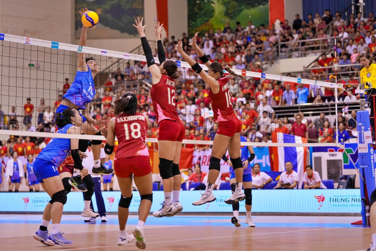 ĐT bóng chuyền nữ Thái Lan nhận cơn mưa chỉ trích từ CĐV nhà. (Ảnh: AVC)