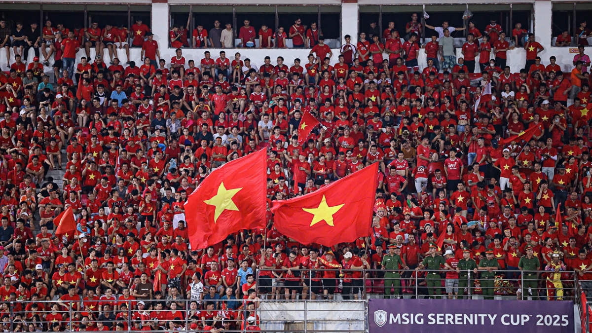 ĐT nữ Việt Nam được tiếp lửa từ người hâm mộ trên SVĐ Lạch Tray (Ảnh: VFF)