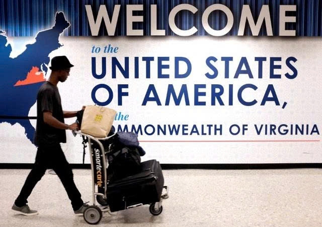 Người nhập cảnh Mỹ tại sân bay quốc tế Dulles của bang Virginia ẢNH: REUTERS