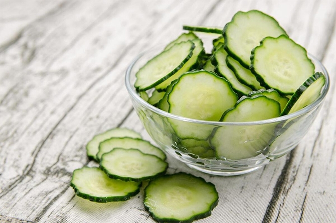 Dù là chế biến món gì thì dưa chuột nếu đắng nhất thiết phải bỏ đi. (Ảnh: Sohu)